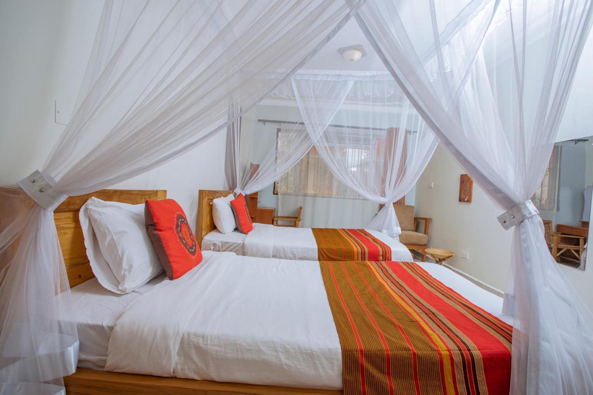 Silver Oaks Hotel Boma Fort Portal Extérieur photo