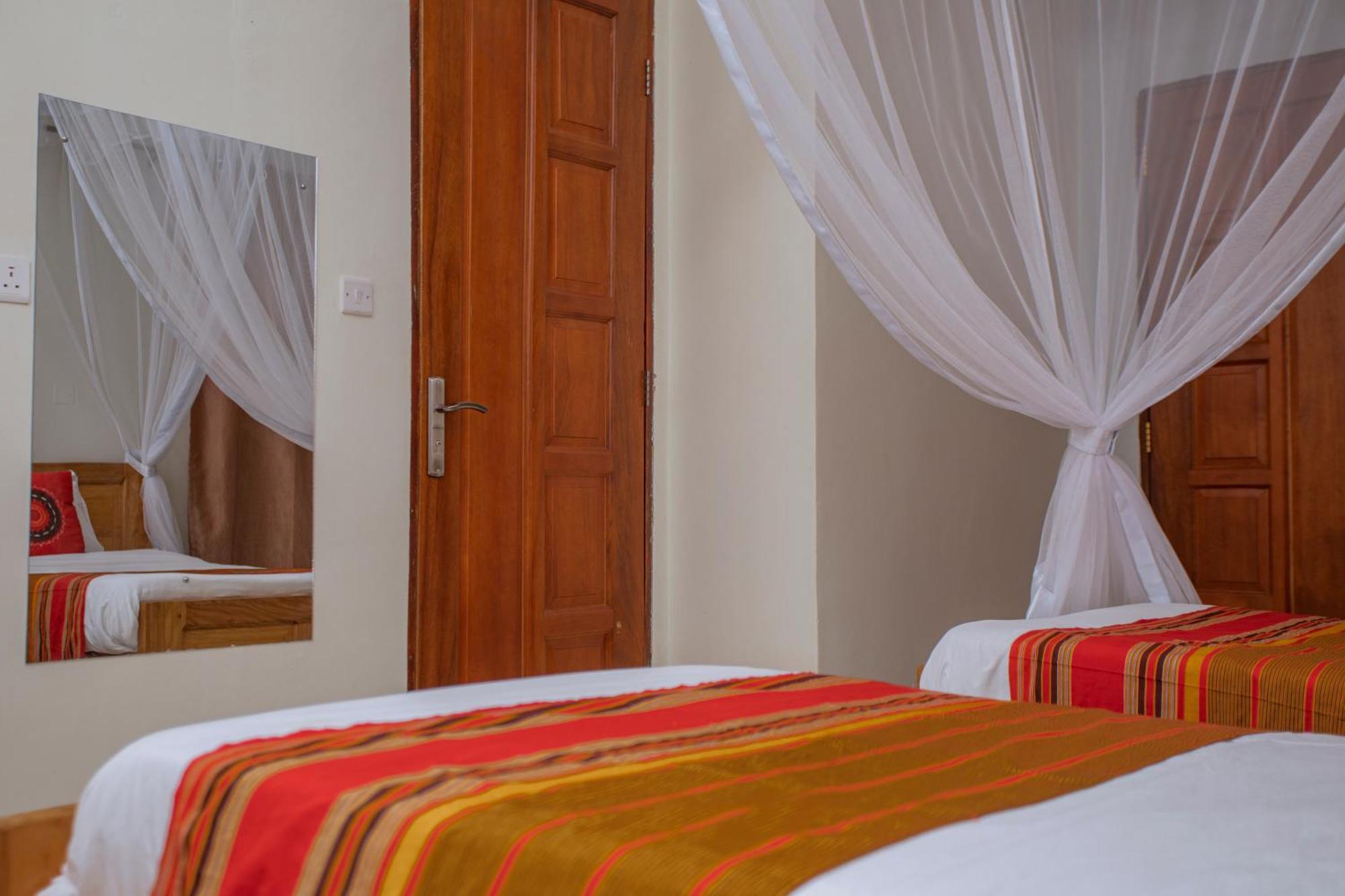 Silver Oaks Hotel Boma Fort Portal Extérieur photo