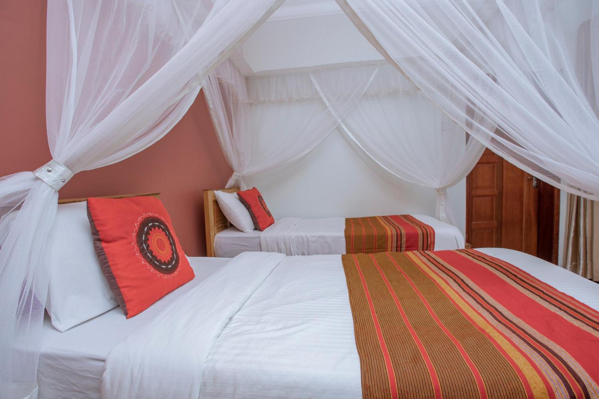 Silver Oaks Hotel Boma Fort Portal Extérieur photo