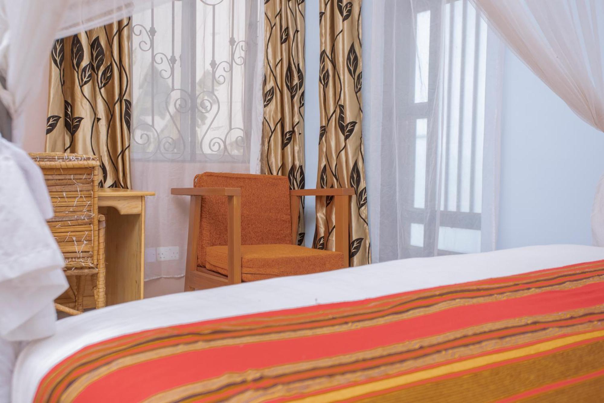Silver Oaks Hotel Boma Fort Portal Extérieur photo