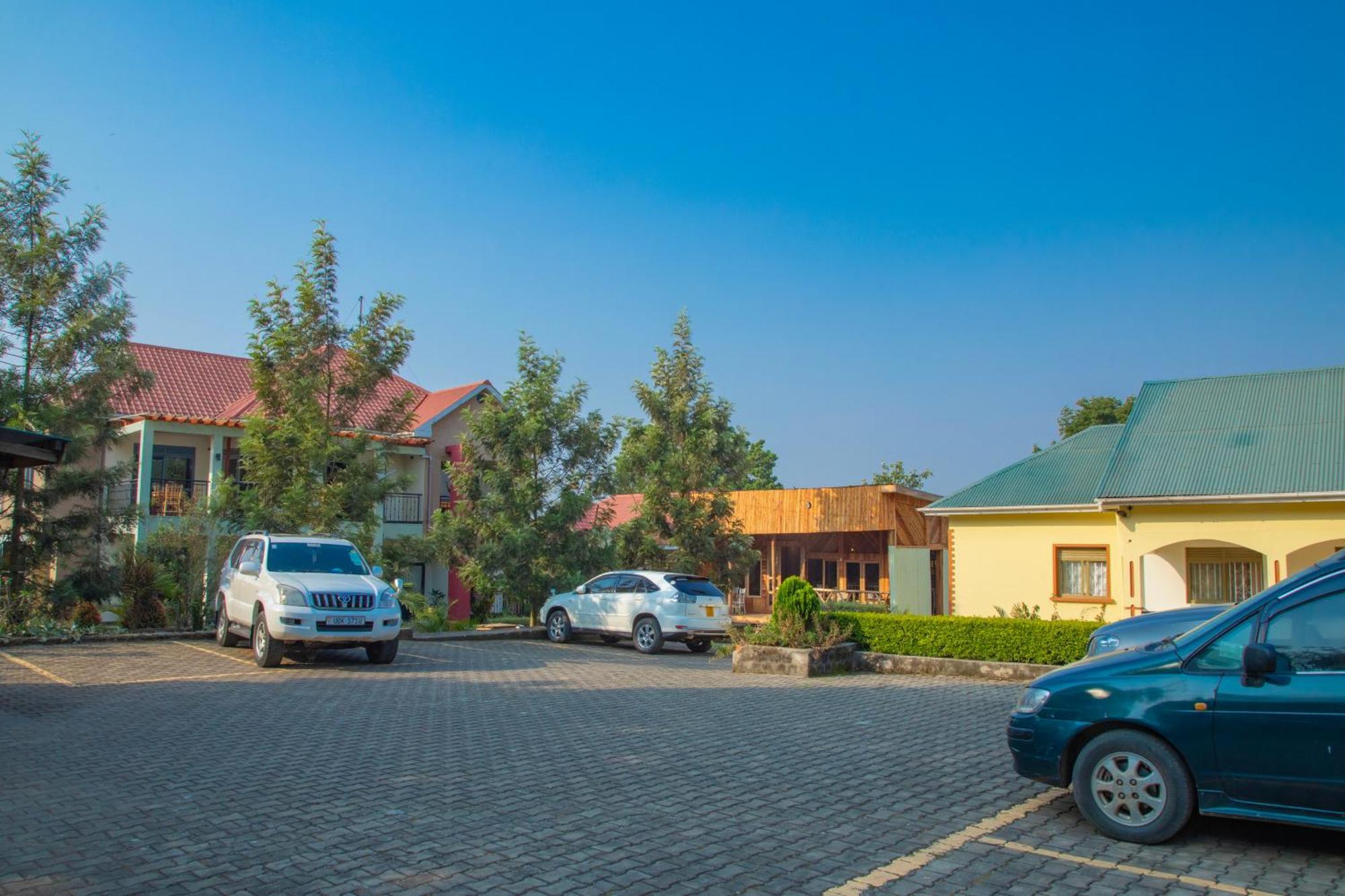 Silver Oaks Hotel Boma Fort Portal Extérieur photo