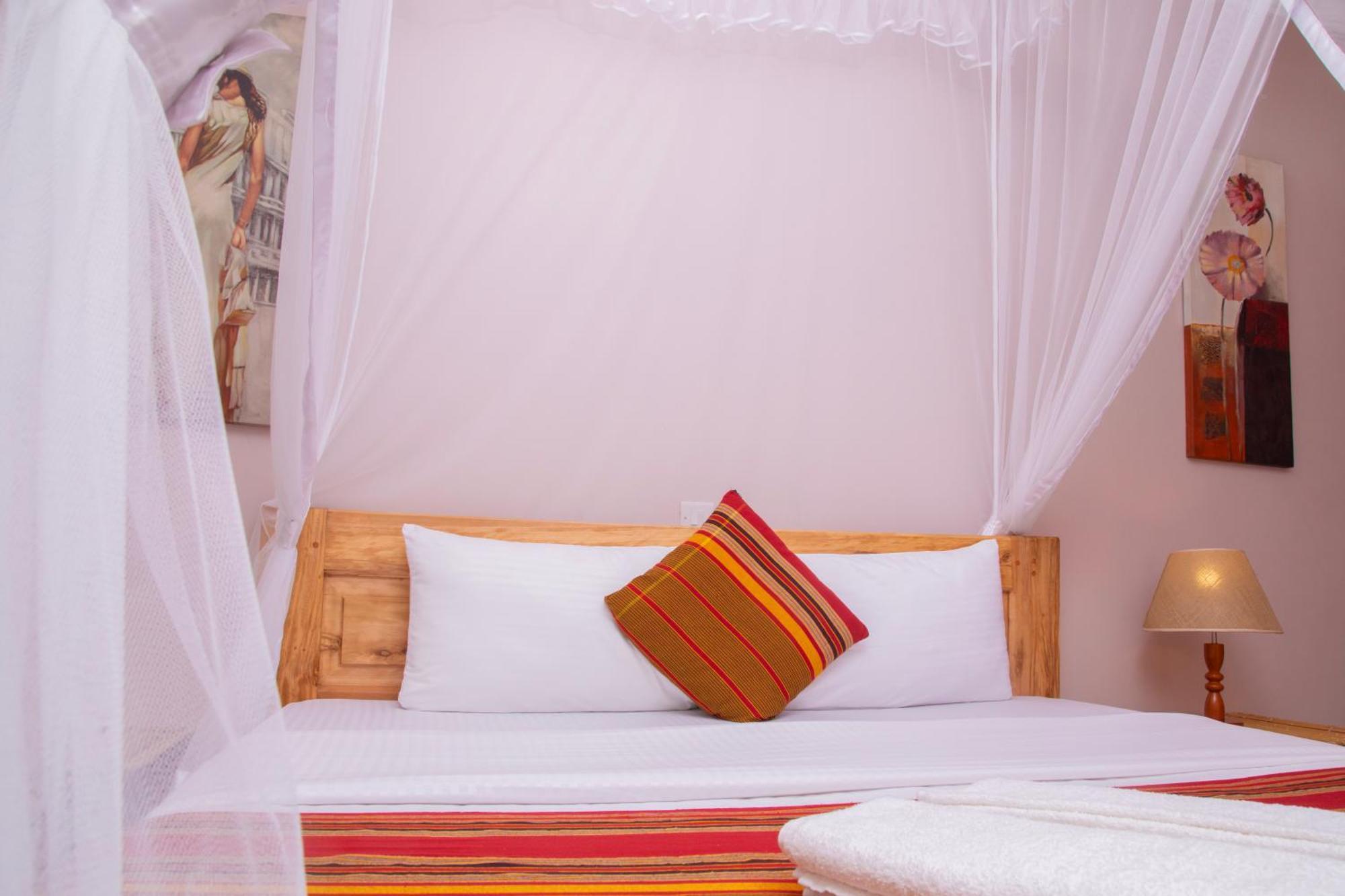 Silver Oaks Hotel Boma Fort Portal Extérieur photo